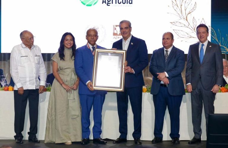 Abinader encabeza entrega de reconocimiento de 