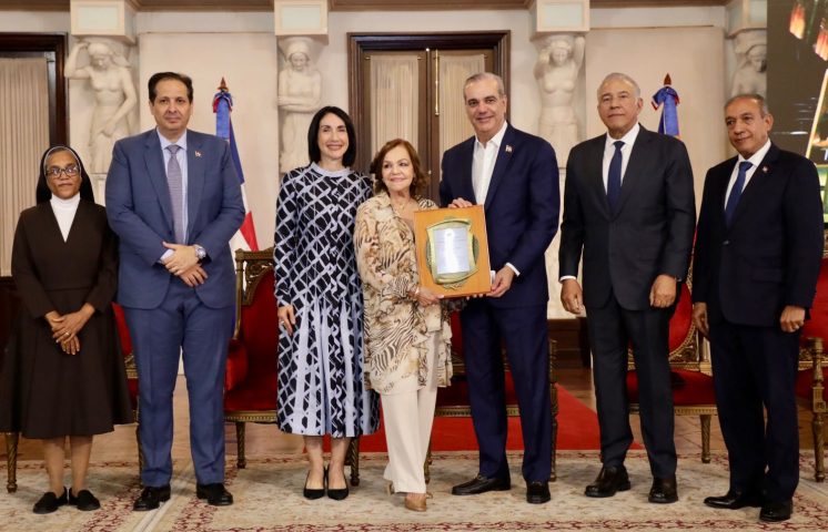 Presidente Abinader entrega premios de la sexta edición de Adulto Mayor del Año