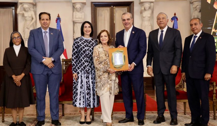 Presidente Abinader entrega premios de la sexta edición de Adulto Mayor del Año