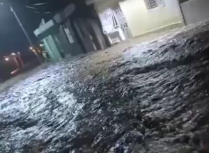 Se desbordan cañadas en Baní y provocan inundaciones en Las Colinas y 30 de Mayo