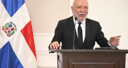 Senado rinde homenaje a Jochy Santos por cinco décadas en los medios