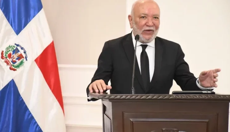 Senado rinde homenaje a Jochy Santos por cinco décadas en los medios