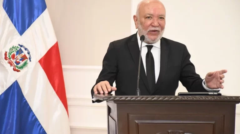 Senado rinde homenaje a Jochy Santos por cinco décadas en los medios