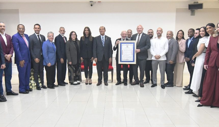 Senado de la República reconoce al comunicador Jochy Santos por sus 50 años de trayectoria