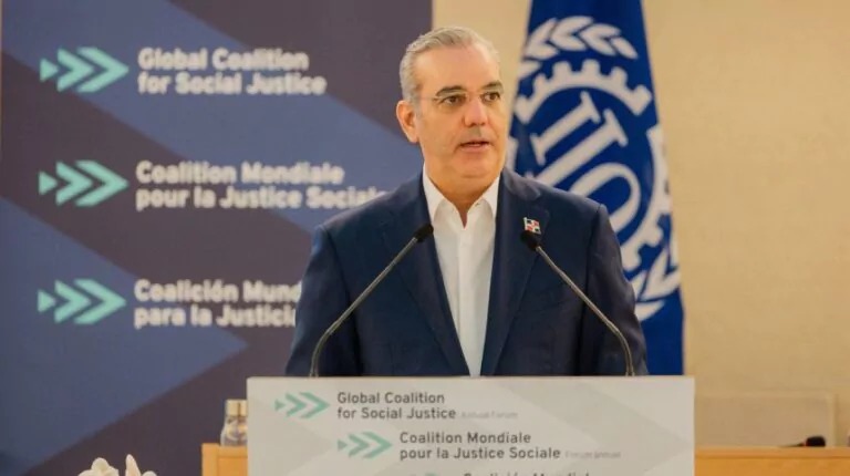 Abinader alerta sobre baja participación femenina en el empleo y llama a cerrar brecha de género