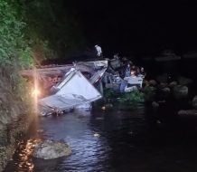 Camión cargado de cocos cae al mar tras perder los frenos en Samaná; dos heridos