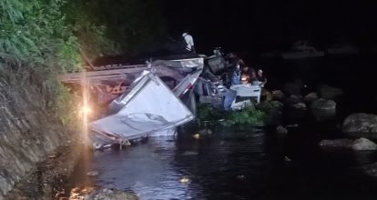 Camión cargado de cocos cae al mar tras perder los frenos en Samaná; dos heridos