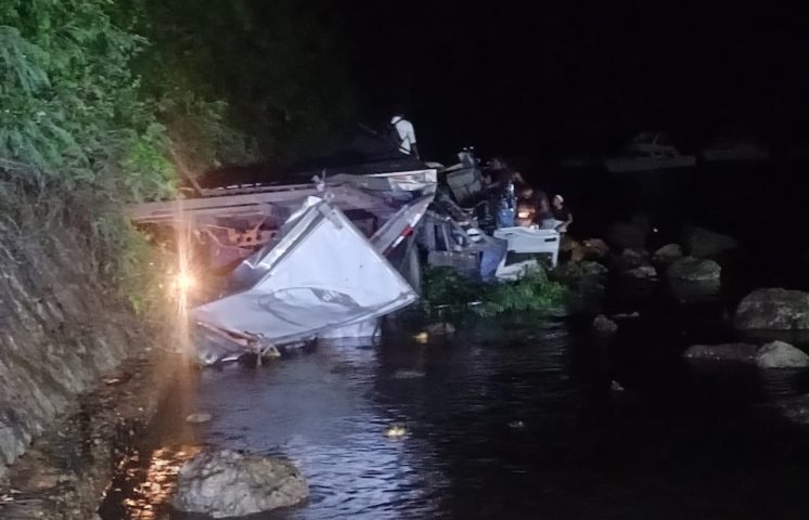 Camión cargado de cocos cae al mar tras perder los frenos en Samaná; dos heridos
