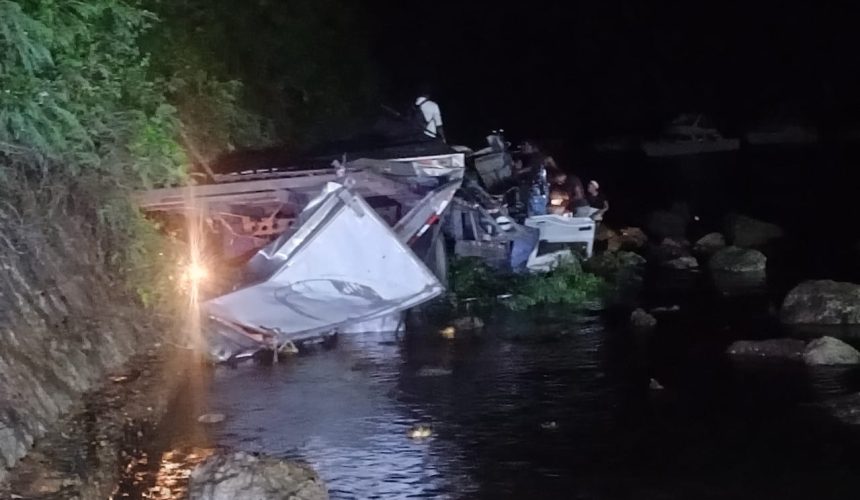 Camión cargado de cocos cae al mar tras perder los frenos en Samaná; dos heridos