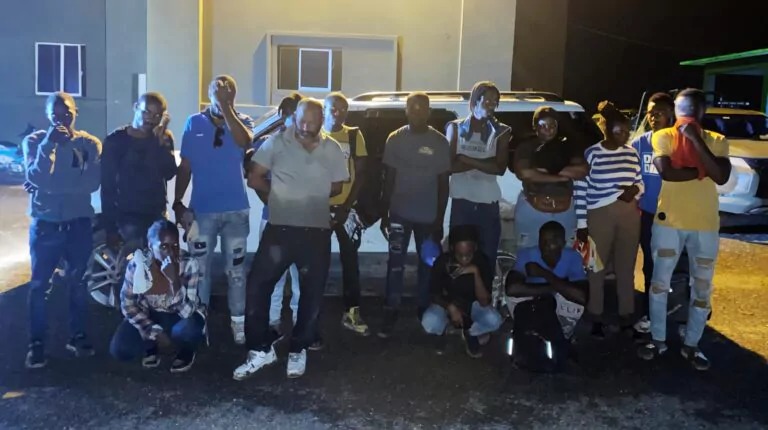 Detienen conductor de jeepeta con 18 indocumentados en Villa Vásquez