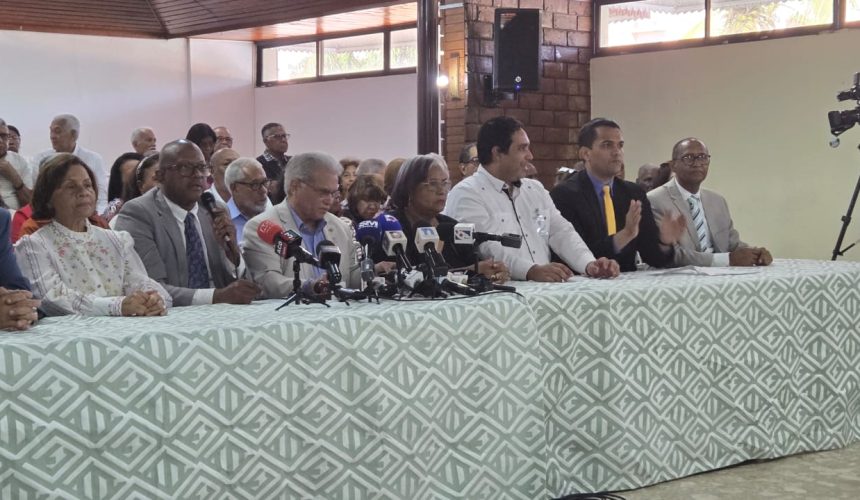 CMD logra acuerdo con Gobierno para aumento salarial de médicos pensionados