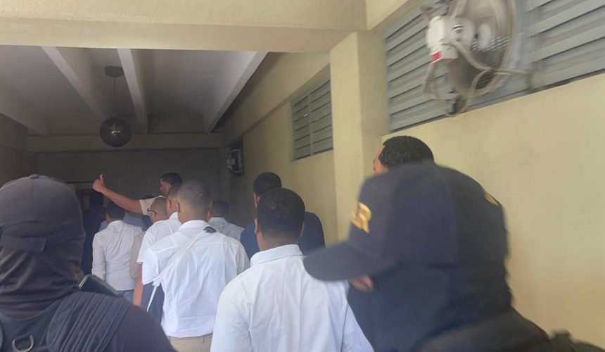 Aplazan audiencia de coerción contra 11 policías acusados de masacre en La Barranquita