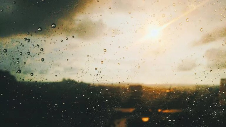 Cielo despejado en la mañana y aguaceros aislados en la tarde hacia el interior del país por vaguada