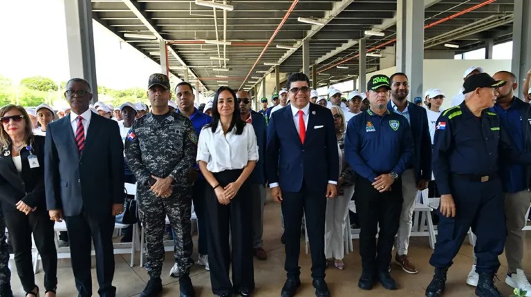 Inician entrenamiento 80 jóvenes para Policía Auxiliar en Santo Domingo Este