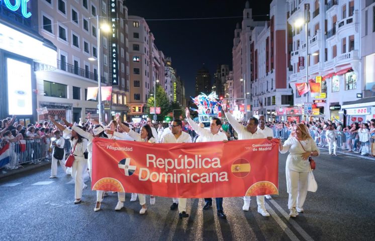 RD brilla con su carnaval en la “Cabalgata de la Hispanidad 2025” en Madrid