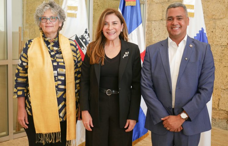 INPOSDOM y Alcaldía del Distrito Nacional rinden homenaje histórico a Salomé Ureña con emisión postal