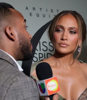 Dominicano Bryan Mejía entrevista a Jennifer López en la premier de “El Beso de la Mujer Araña”