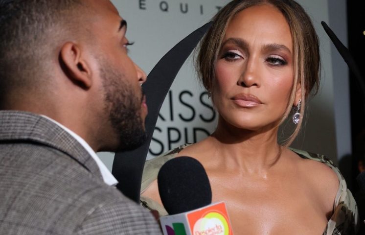 Dominicano Bryan Mejía entrevista a Jennifer López en la premier de “El Beso de la Mujer Araña”