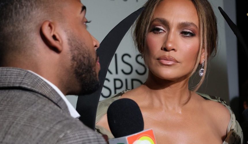 Dominicano Bryan Mejía entrevista a Jennifer López en la premier de “El Beso de la Mujer Araña”