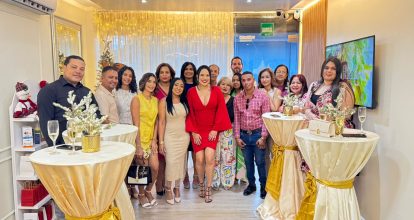 Emporio de Belleza Clinic da la bienvenida a la Navidad con un emotivo encendido de su árbol navideño