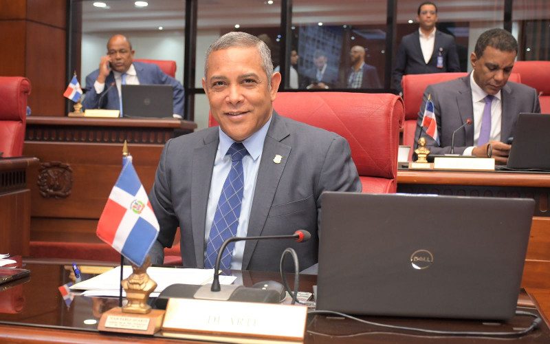 Senador Franklin Romero somete proyecto de ley busca nombrar pista de atletismo SFM con el nombre de Nazario Ramos