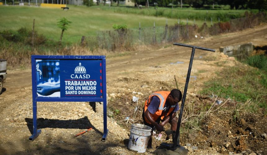 CAASD mejora distribución de agua potable en Santo Domingo Este con nueva válvula en La Batallita
