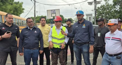 Dío Astacio y Mived visitan casas colapsadas en Karanga