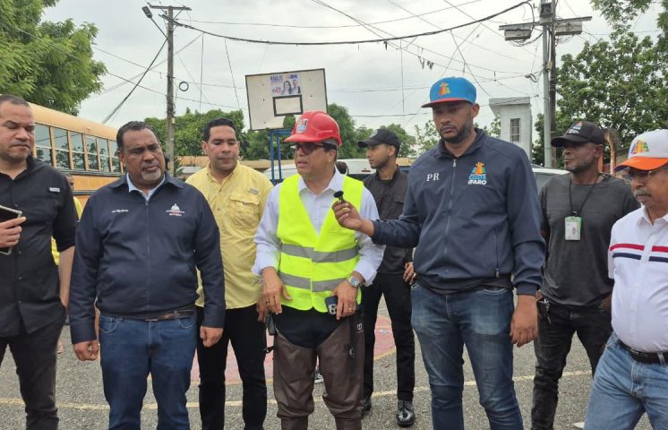 Dío Astacio y Mived visitan casas colapsadas en Karanga