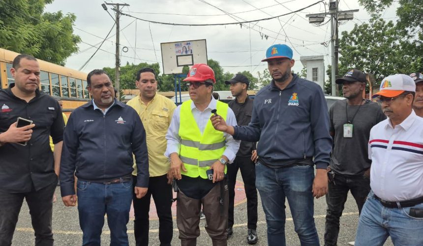 Dío Astacio y Mived visitan casas colapsadas en Karanga