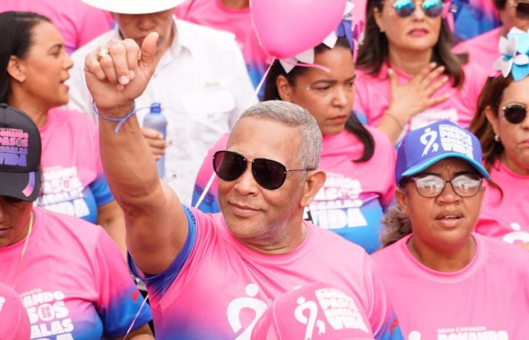 Franklin Romero realiza aporte al Patronato de Lucha Contra el Cáncer del Nordeste