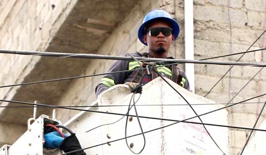Edeeste continúa los trabajos para mejorar el servicio eléctrico en Los Tres Brazos