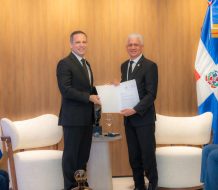 Presidente del Senado recibe de la Suprema Corte de Justicia (SCJ) proyecto que actualiza Ley de Uso de Medios Digitales