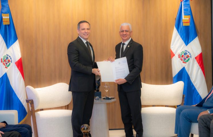 Presidente del Senado recibe de la Suprema Corte de Justicia (SCJ) proyecto que actualiza Ley de Uso de Medios Digitales