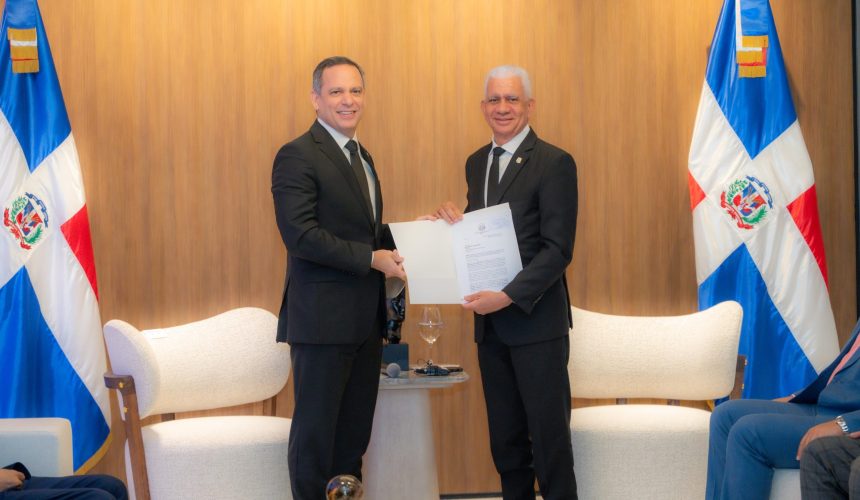 Presidente del Senado recibe de la Suprema Corte de Justicia (SCJ) proyecto que actualiza Ley de Uso de Medios Digitales