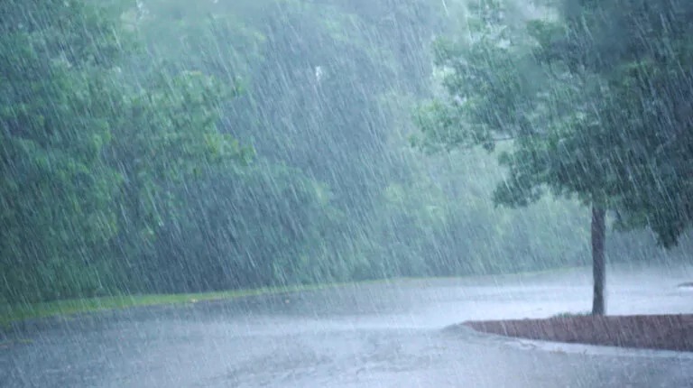 Continuarán las lluvias y nubosidad este martes en el territorio nacional debido al huracán Melissa