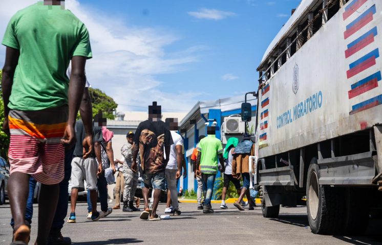 Operaciones de interdicción de la DGM reportan 1,082 detenidos y 910 deportados