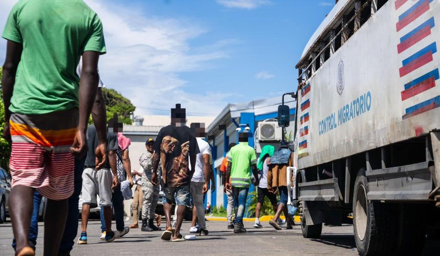 Operaciones de interdicción de la DGM reportan 1,082 detenidos y 910 deportados