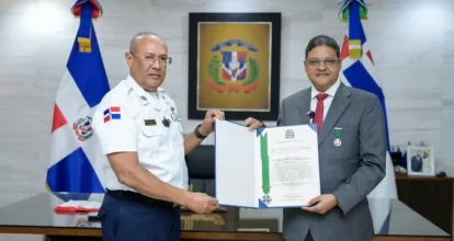 Juan Manuel Méndez es reconocido por la PN, por su trayectoria en gestión de emergencias