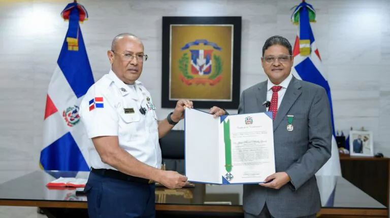 Juan Manuel Méndez es reconocido por la PN, por su trayectoria en gestión de emergencias