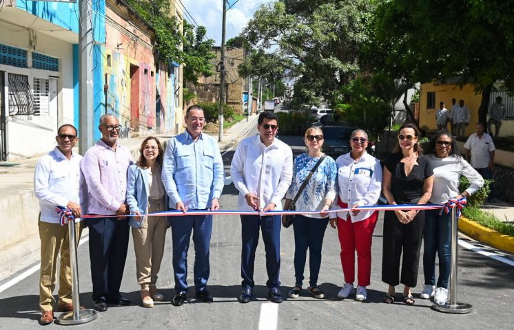 Ministro Collado  entrega 11 calles reconstruidas en Ciudad Colonial
