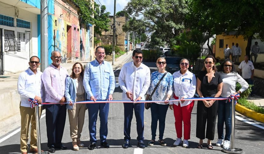 Ministro Collado  entrega 11 calles reconstruidas en Ciudad Colonial