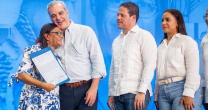 Abinader y ministro de Vivienda entregan 551 títulos de propiedad en Sabana Pérdida