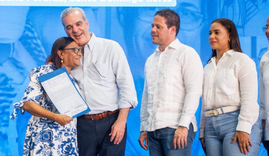 Abinader y ministro de Vivienda entregan 551 títulos de propiedad en Sabana Pérdida