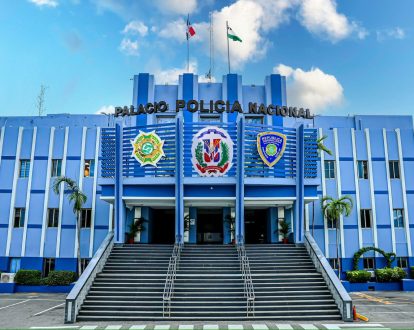 Policía investiga a agente que usó gas pimienta y desenfundó su arma durante intervención frente a la prensa