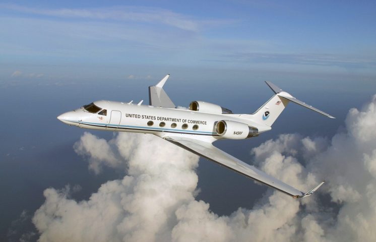 Avión cazahuracanes de EE. UU. es forzado a regresar por fuertes turbulencias de Melissa