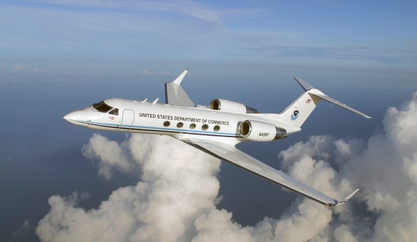 Avión cazahuracanes de EE. UU. es forzado a regresar por fuertes turbulencias de Melissa