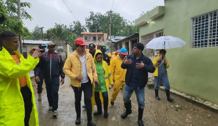 El alcalde Dío Astacio y su equipo se mantienen recorriendo los sectores del municipio ante el paso de la tormenta Melissa
