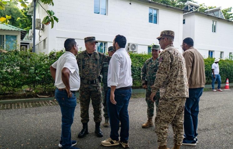 Ministro de Defensa sostiene reunión de alto nivel con directivos de CODEVI y supervisa avances de la verja perimetral fronteriza en Dajabón