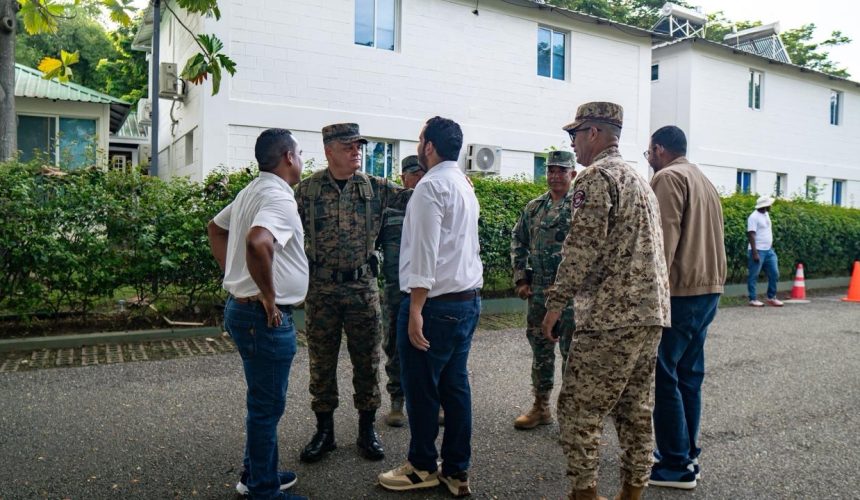 Ministro de Defensa sostiene reunión de alto nivel con directivos de CODEVI y supervisa avances de la verja perimetral fronteriza en Dajabón