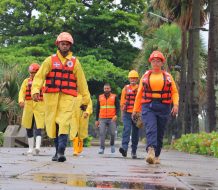 Defensa Civil evacúa personas en el Malecón por efectos de Tormenta Melissa